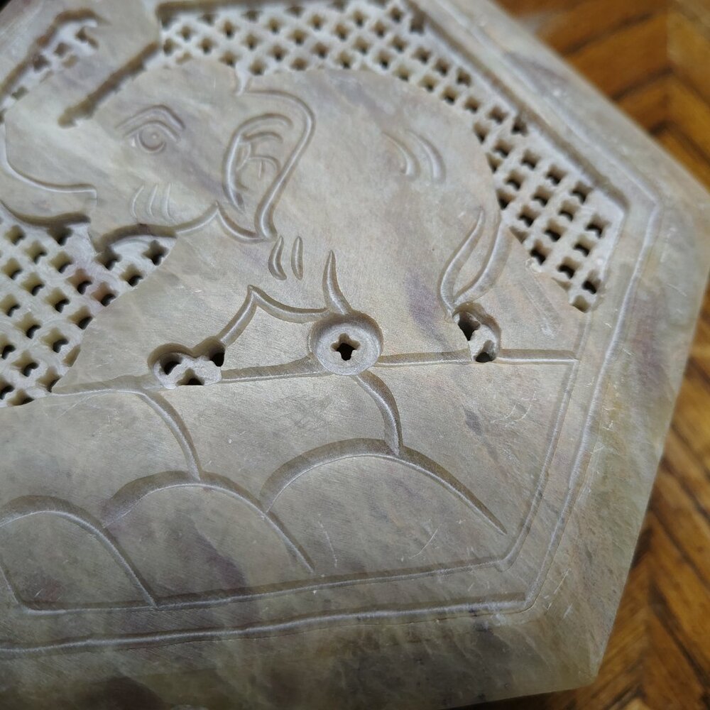 Small Soapstone Trinket Box with Elephant Detail - Picture 3 of 10